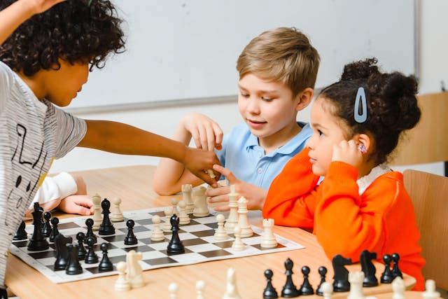 Niños jugando ajedrez