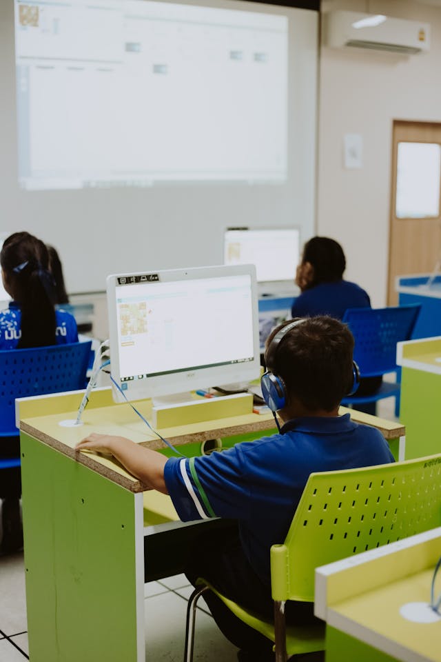 Niños en clase de computacion