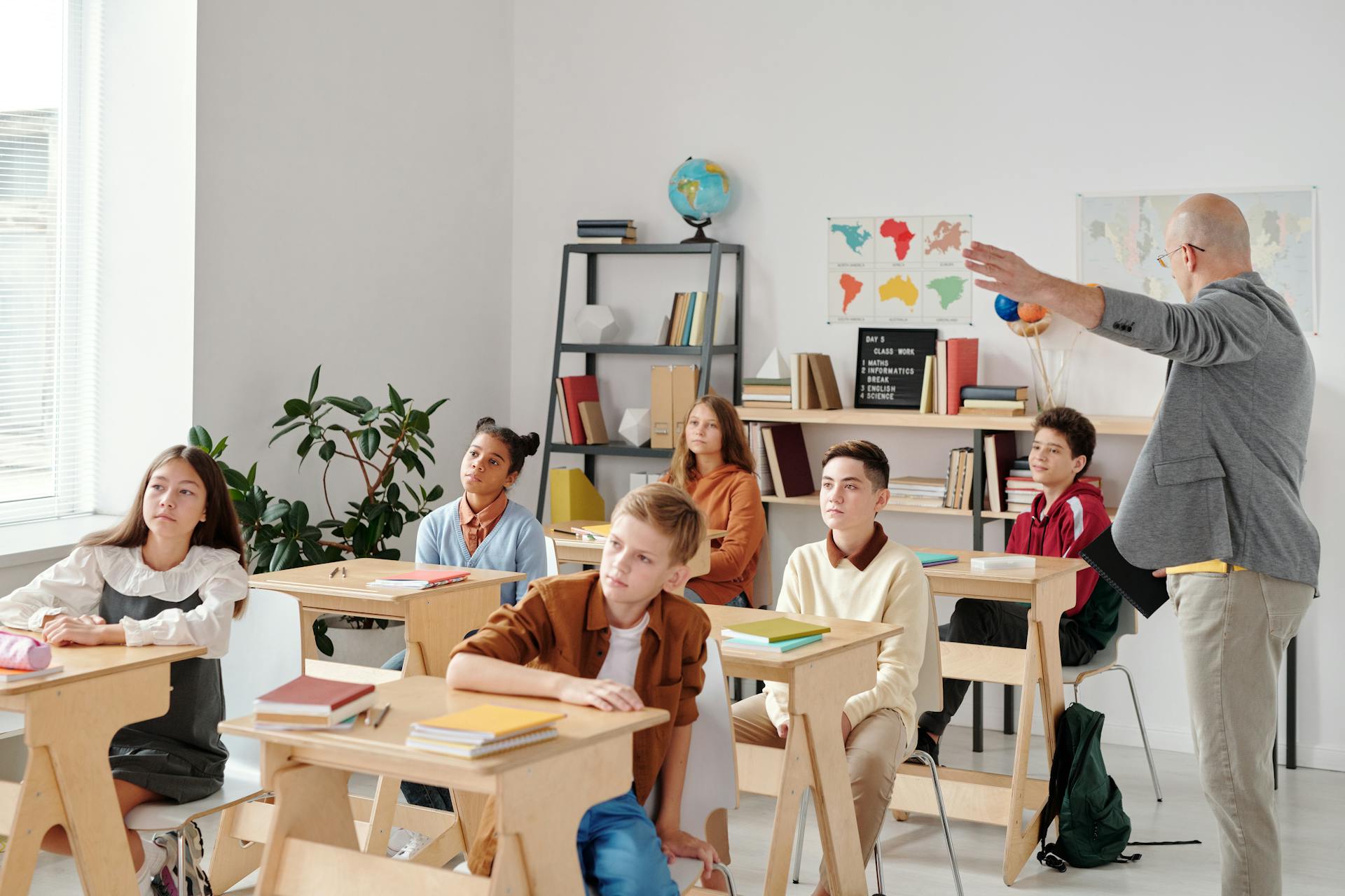 Profesor impartiendo clase a sus estudiantes