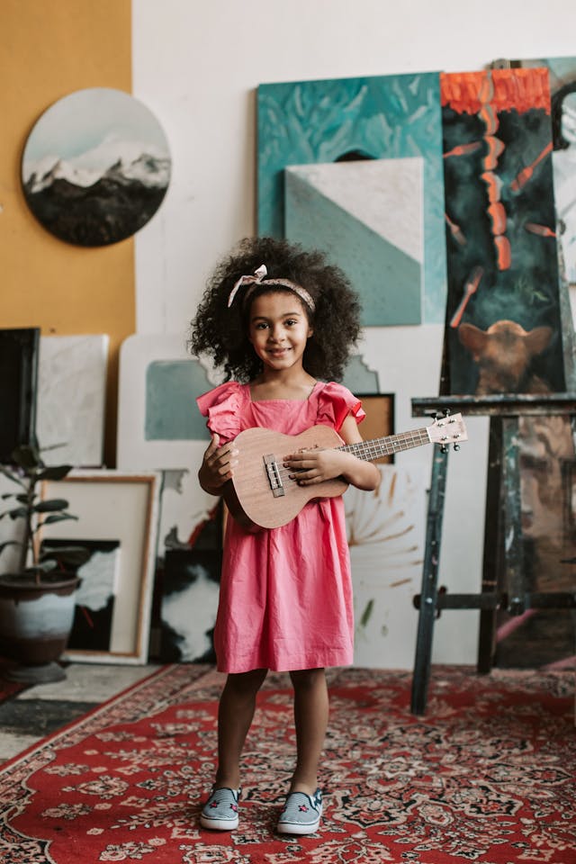 Niña sosteniendo un ukulele