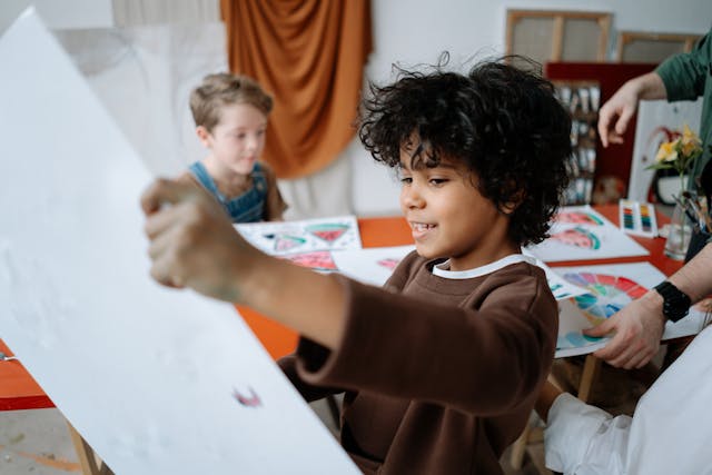 Niño viendo la pintura que realizo