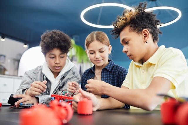 Niños armando un robot